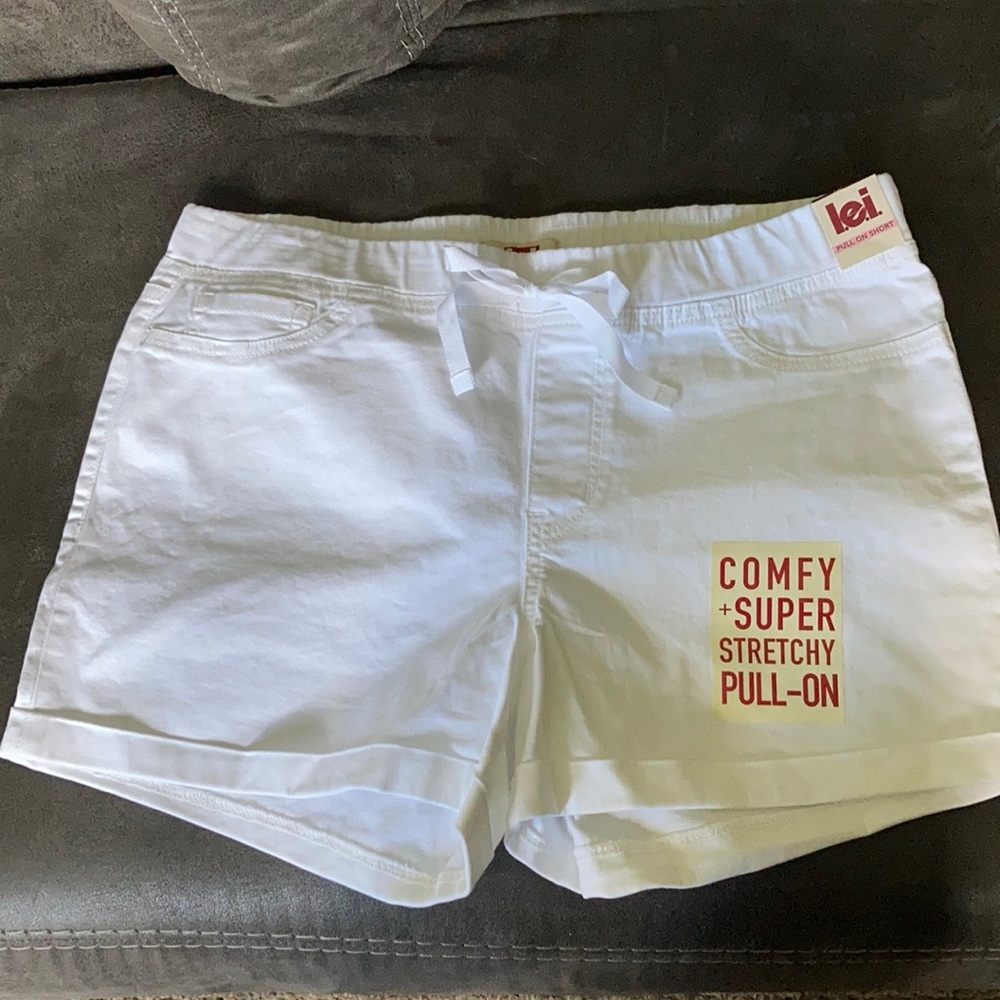 NEW l.e.i Pull On Shorts